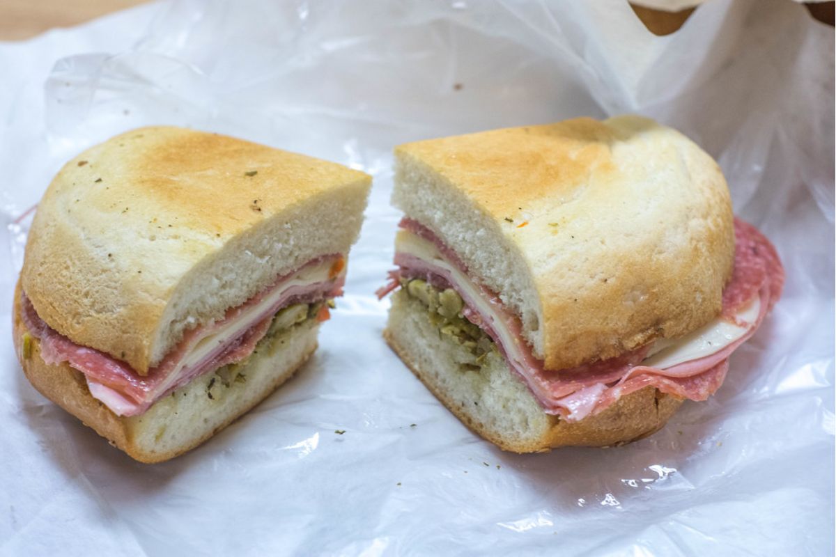 Muffuletta con carnes frías y aceitunas. Foto de Flickr.