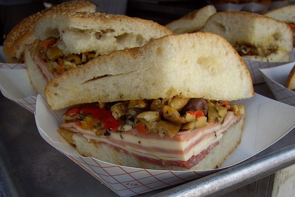 La muffuletta es una receta estadounidense que incluye ingredientes italianos.