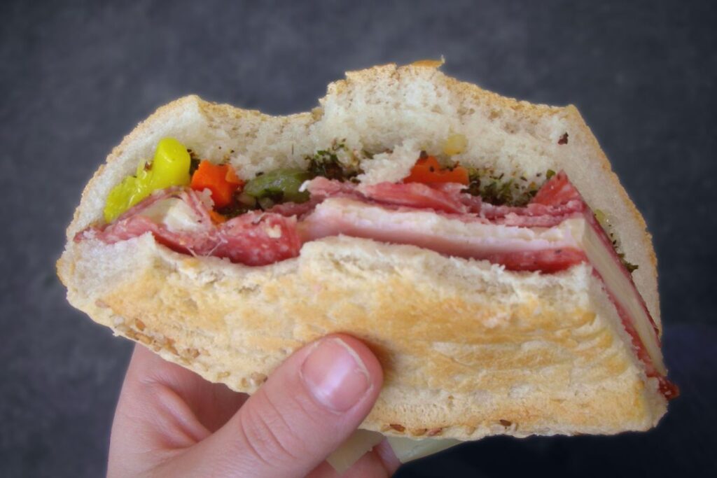 La muffuletta es una receta estadounidense que incluye ingredientes italianos.