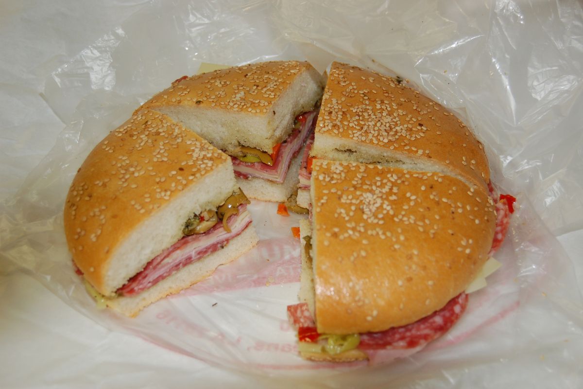 Muffuletta con carnes frías y aceitunas. Foto de Flickr.