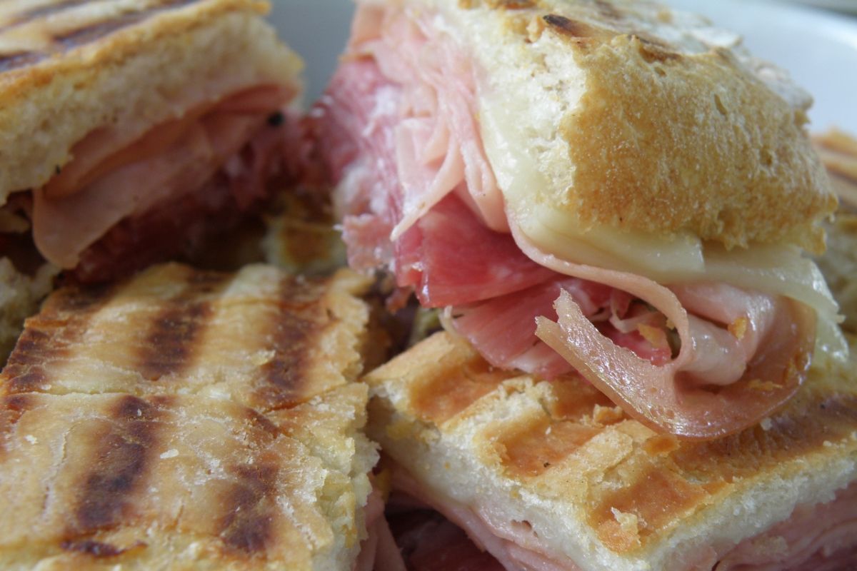 Muffuletta con jamón y queso blanco. Foto de Flickr.