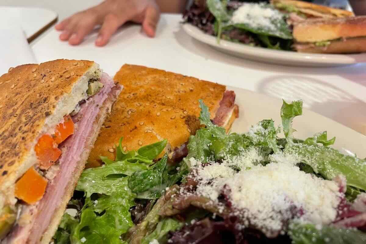 Muffuletta acompañada de ensalada fresca con queso parmesano. Foto de Flickr.