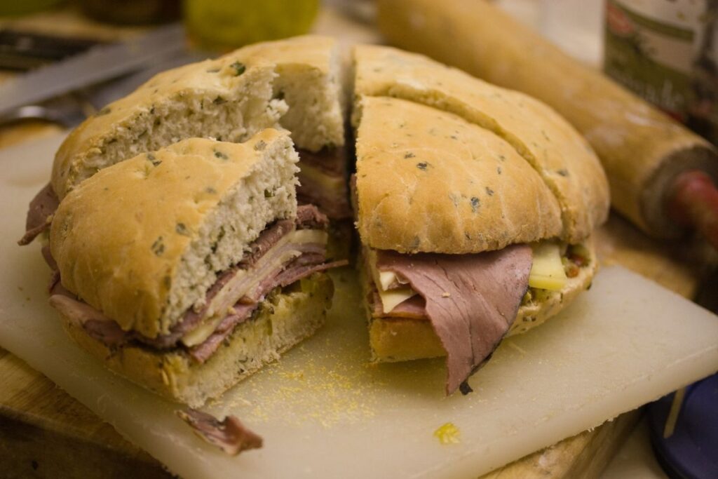 Muffuletta sándwich: un recuerdo delicioso de la influencia italiana en New Orleans