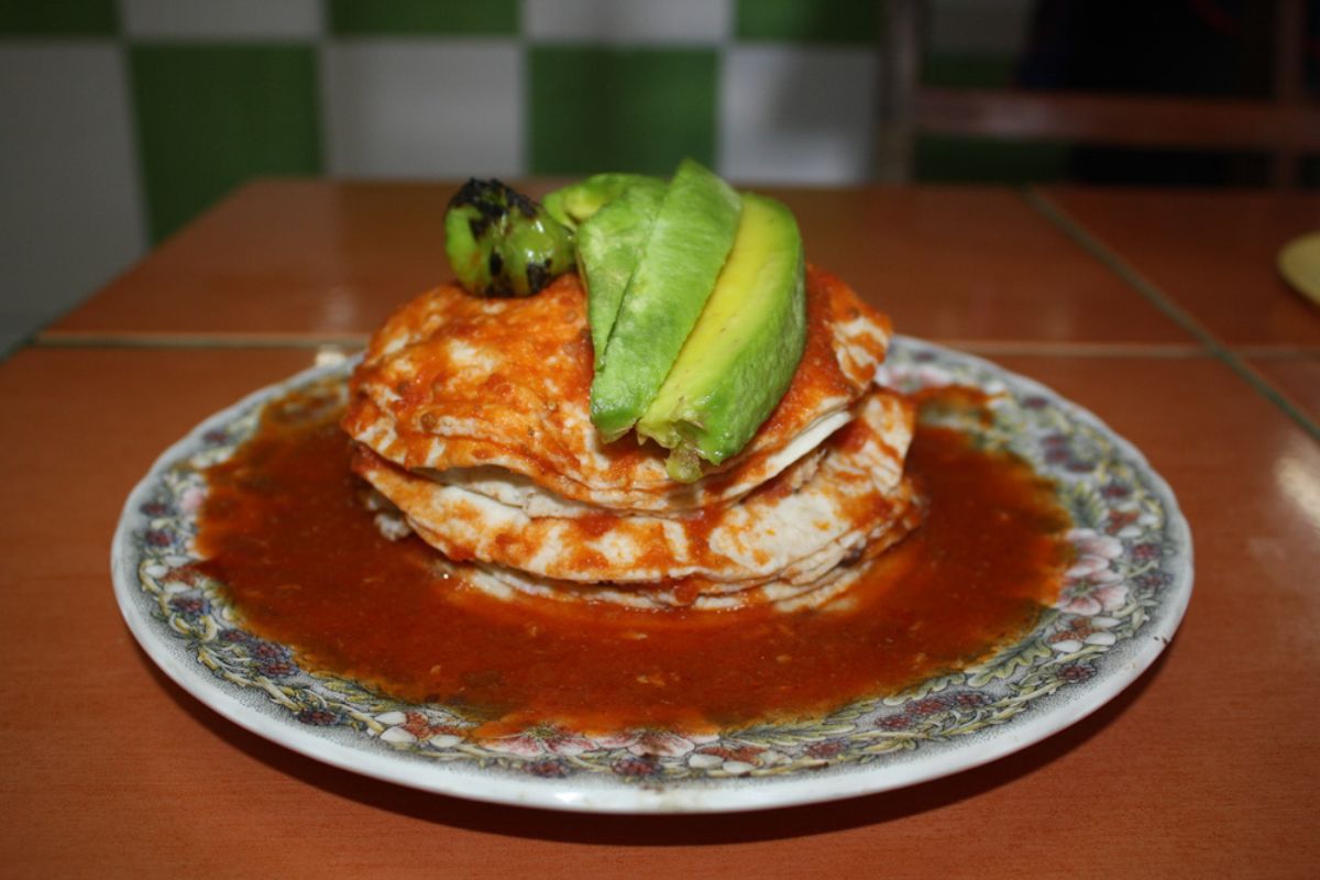 Platillo típico de Campeche con pescado, tortilla y salsa roja. Foto de Flickr.