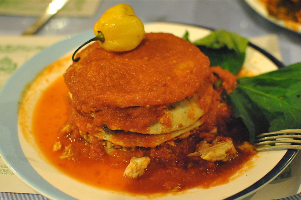 Platillo típico de Campeche con pescado, tortilla y salsa roja. Foto de Flickr.