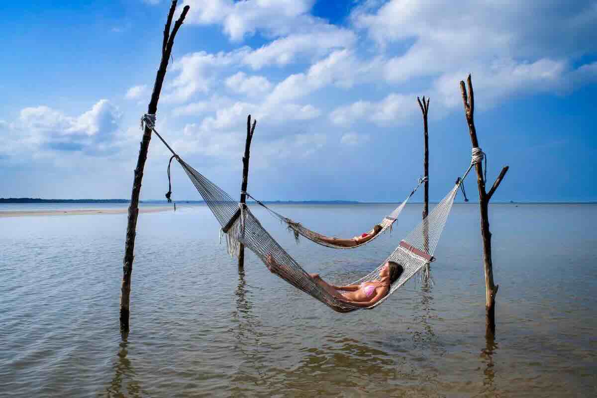 Zona de descanso a la orilla del mar. Sergi Reboredo.