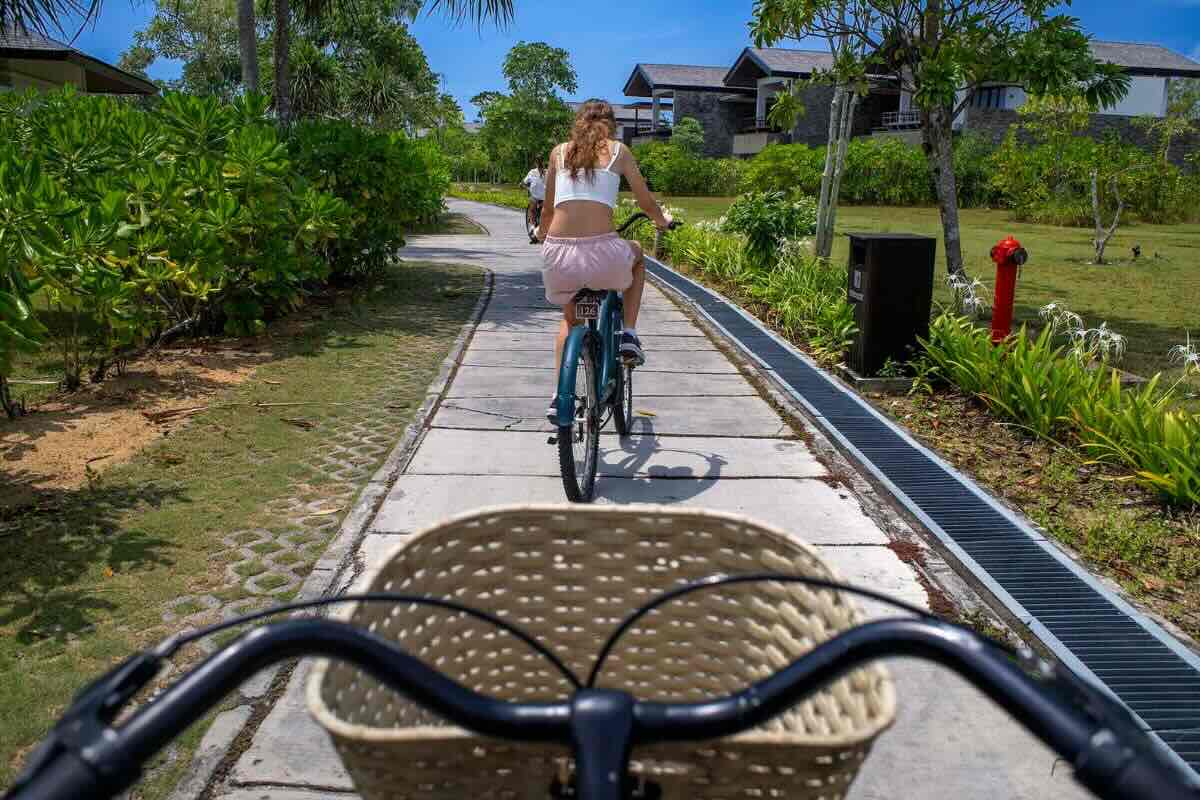 Paseos el bicicleta para recorrer el resort. Foto por Sergi Reboredo.