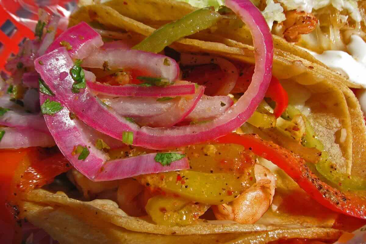 Taco de camarón con cebolla morada encurtida. Foto de Flickr.