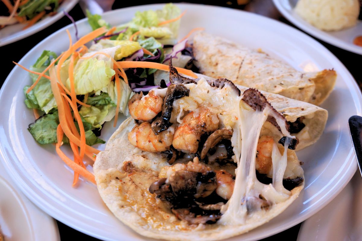 Tacos gobernador con queso fundido. Foto de Flickr.