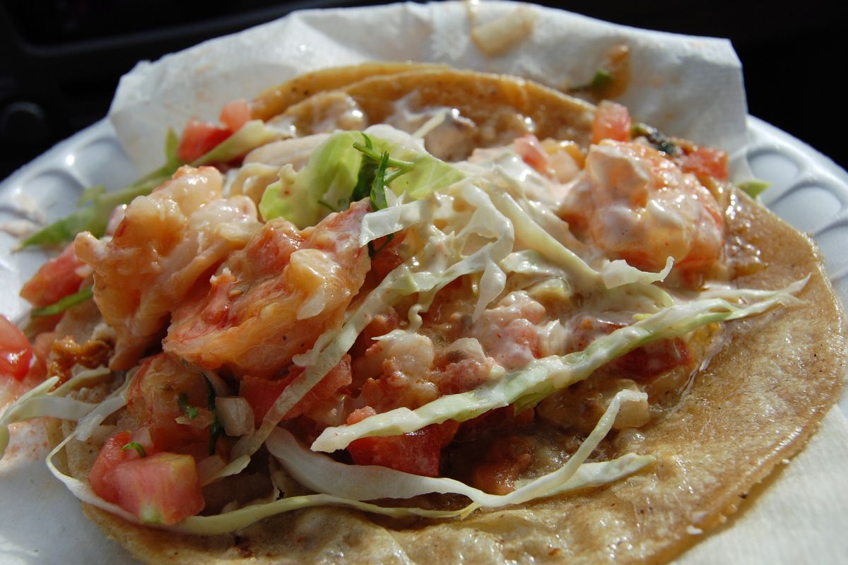 Tacos de camarones asados con lechuga y aderezo. Foto de Flickr.