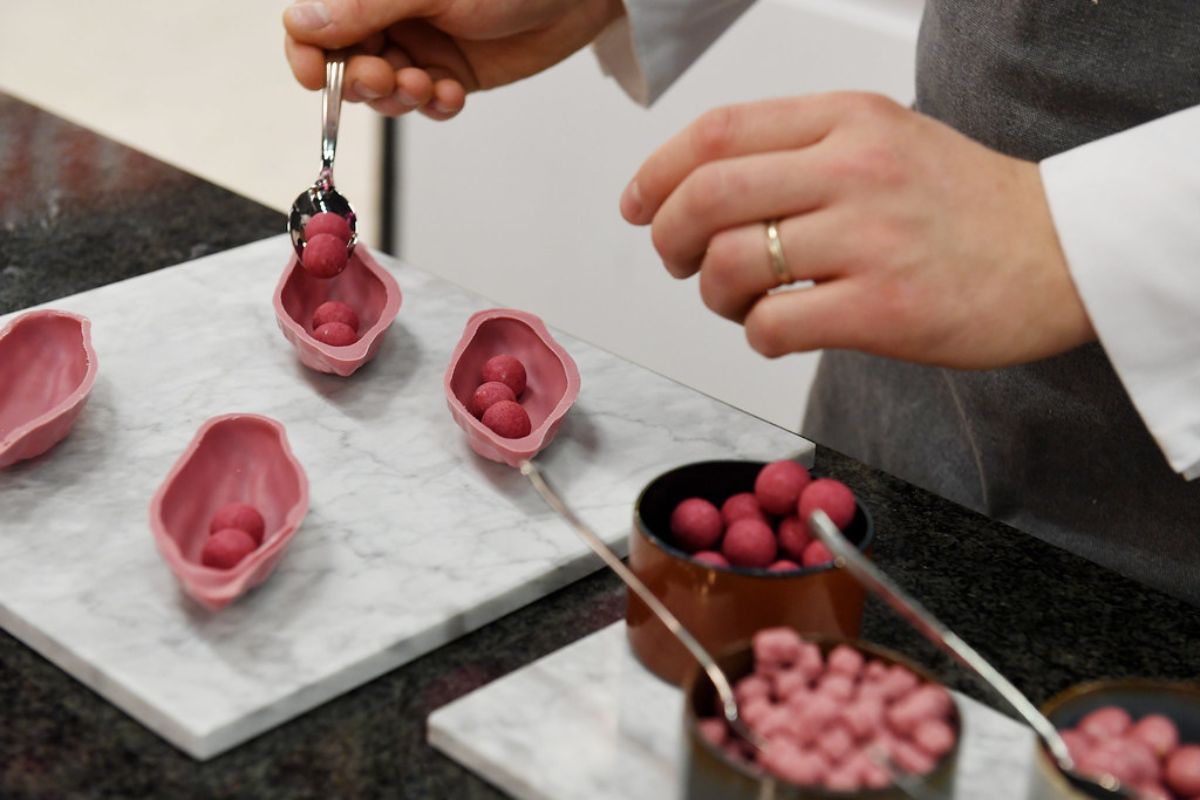 Persona creando figuras con chocolate ruby. Foto de Flickr.