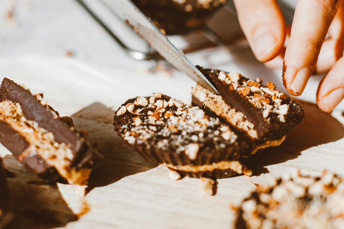 Persona preparando aperitivo dulce. Foto de Pexels.