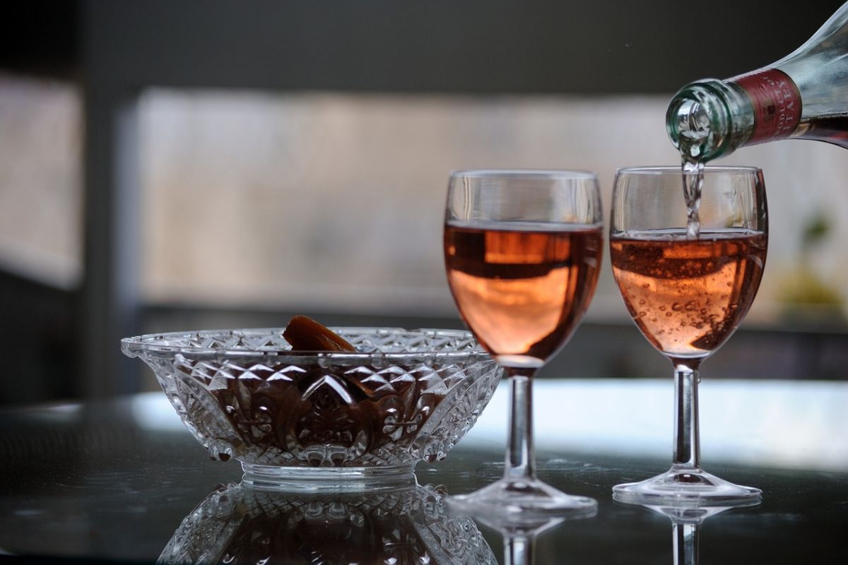 Vino rosado para acompañar frutos secos. Foto de Pexels.