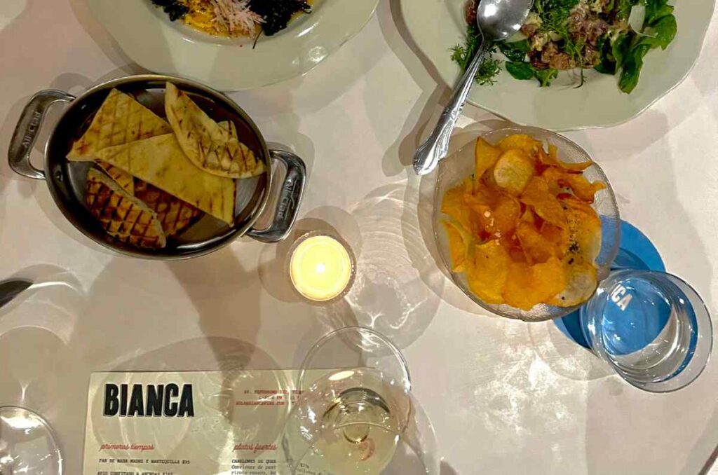 Así luce una mesa servida en el restaurante Bianca Vins