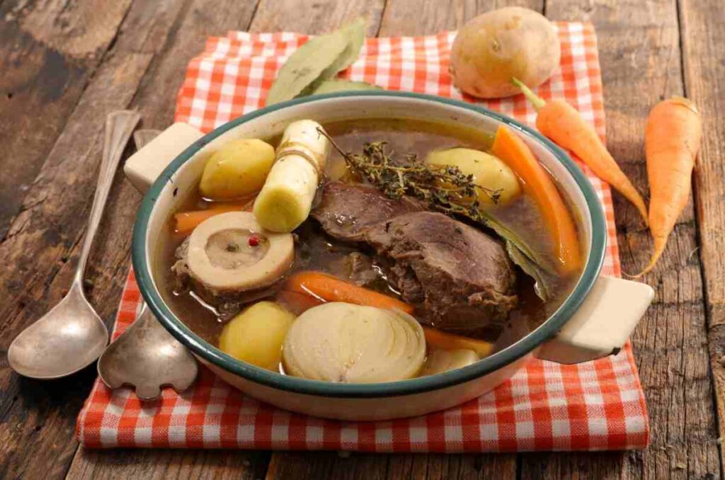 La historia y origen del bollito, el caldo de carne italiano