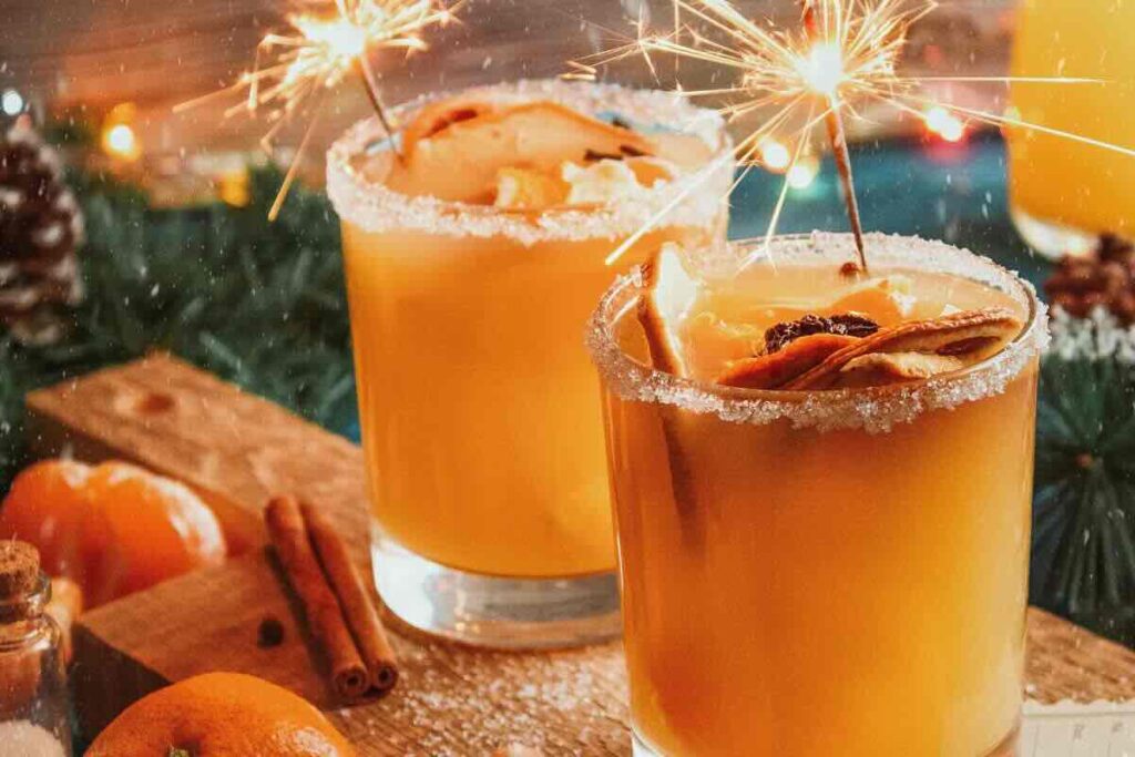 Estos cocteles creativos aprovechan ingredientes de la temporada navideña.