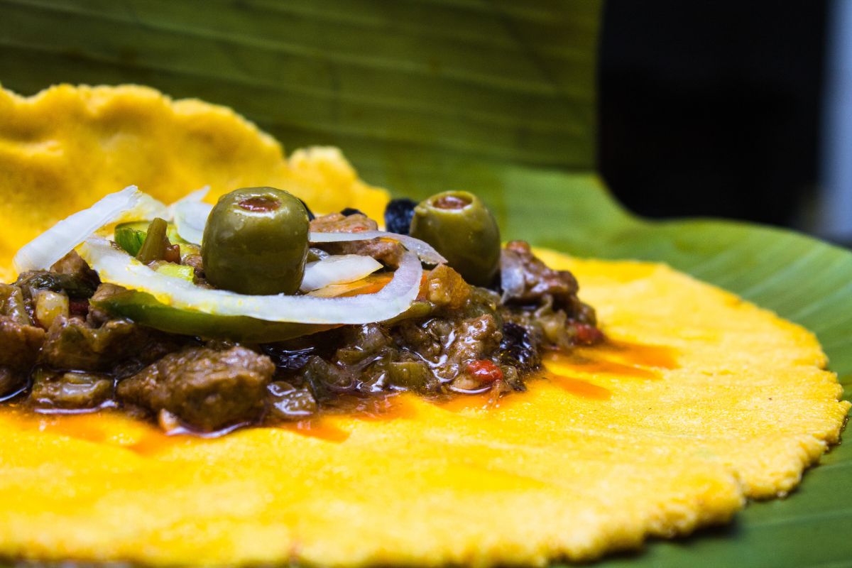 Proceso para rellenar tamales. Foto de Flickr.