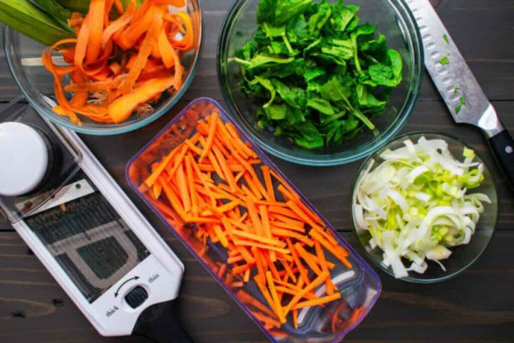 Tips para usar una mandolina en la cocina sin morir en el intento