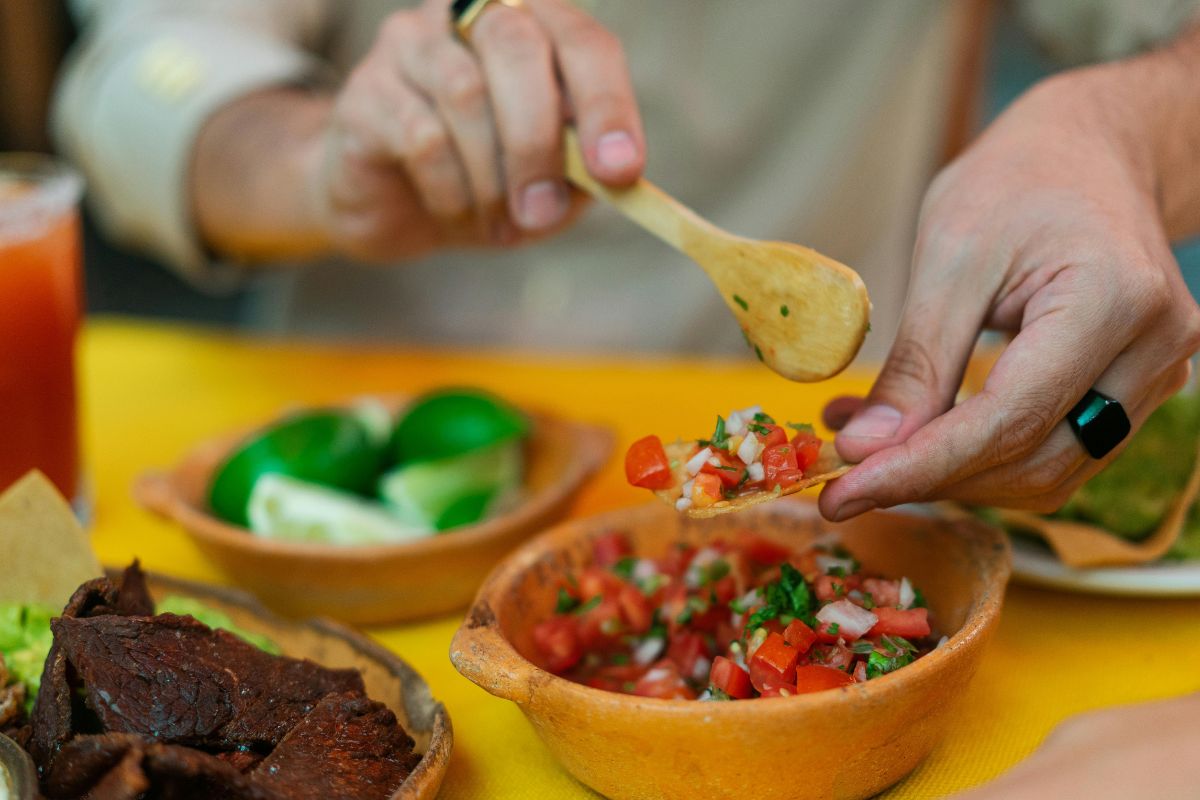 Pico de gallo para botanear. Foto de Pexels.