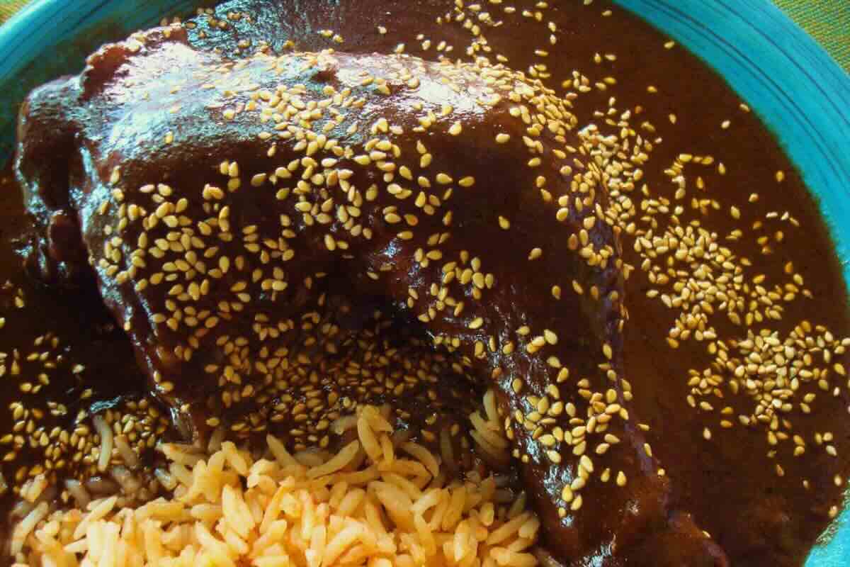 Mole rojo acompañado de arroz. Foto de Flickr.