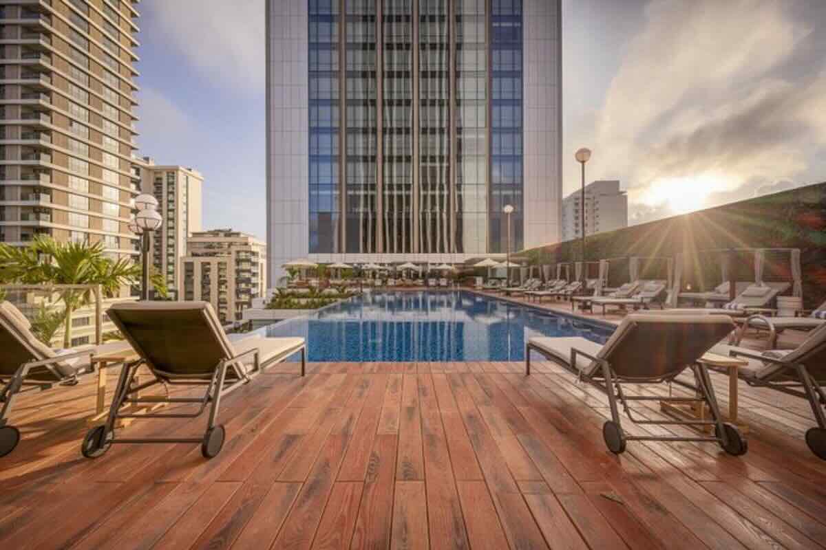 Piscina con vista panorámica. Foto por Alexis Beard.