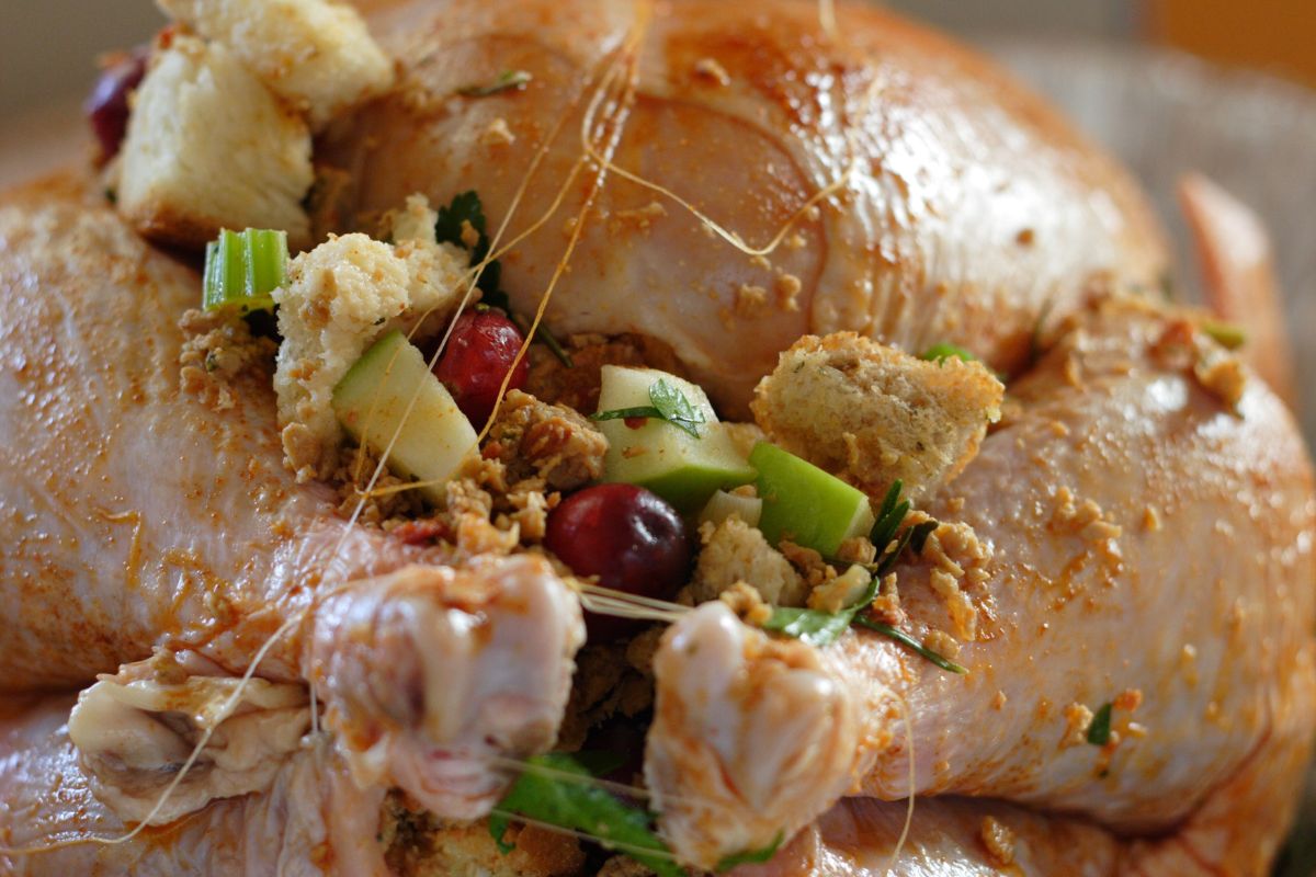 Pavo crudo listo para hornearse. Foto de Pexels.