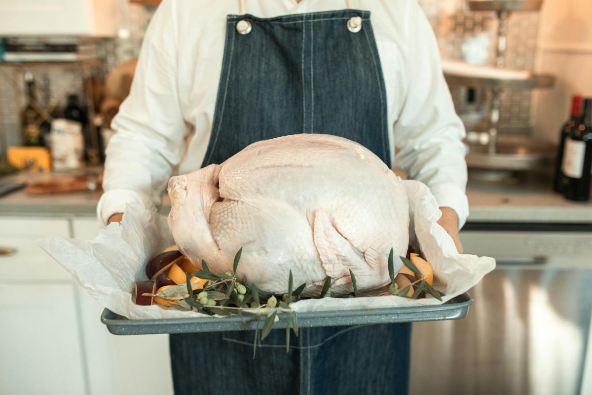 Pavo crudo listo para hornearse. Foto de Pexels.