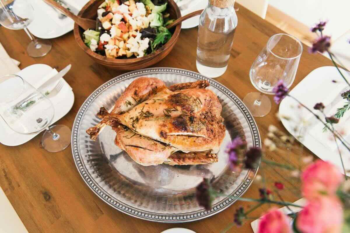 Cena navideña para compartir al centro. Foto de Pexels.