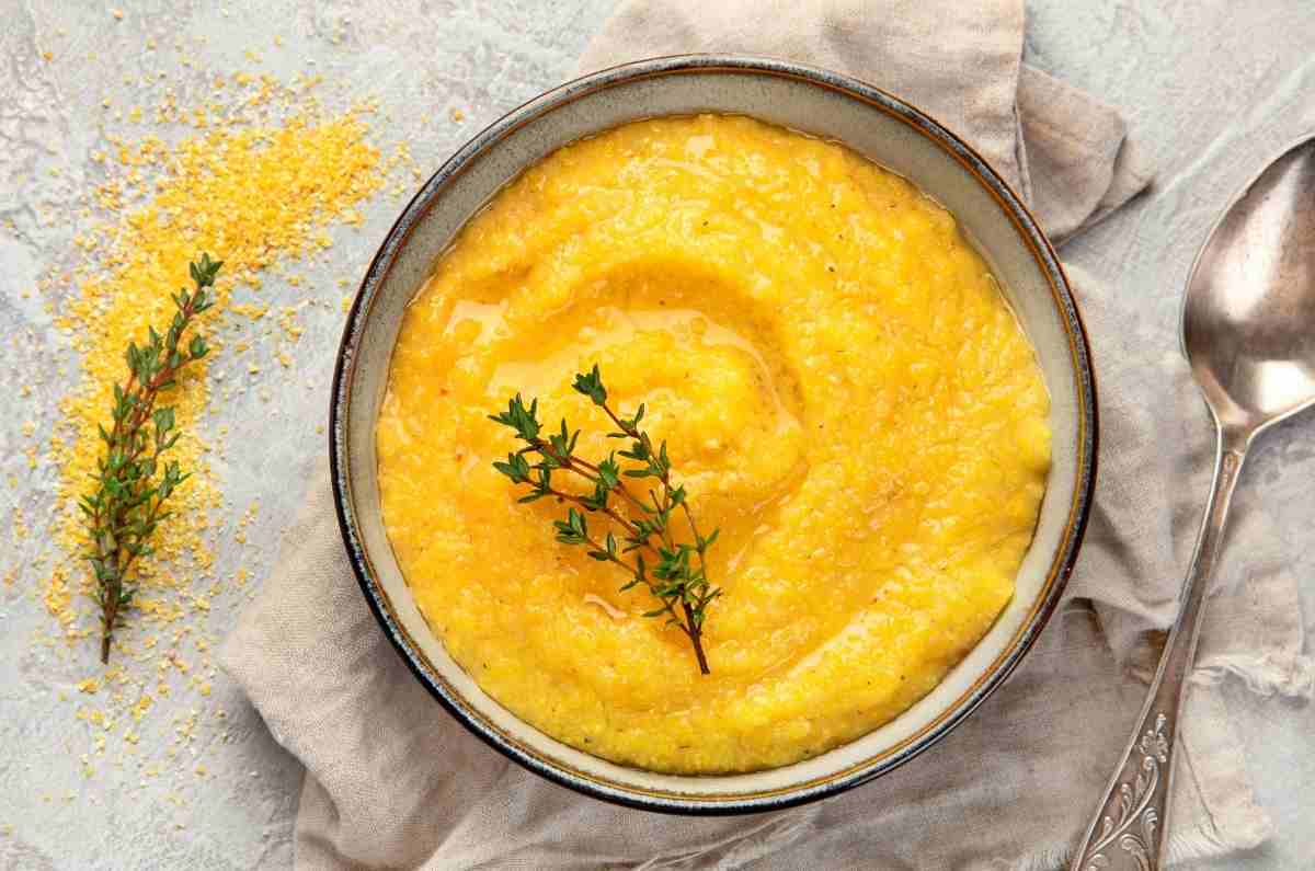 Historia y origen de la polenta, una tradición navideña en Italia