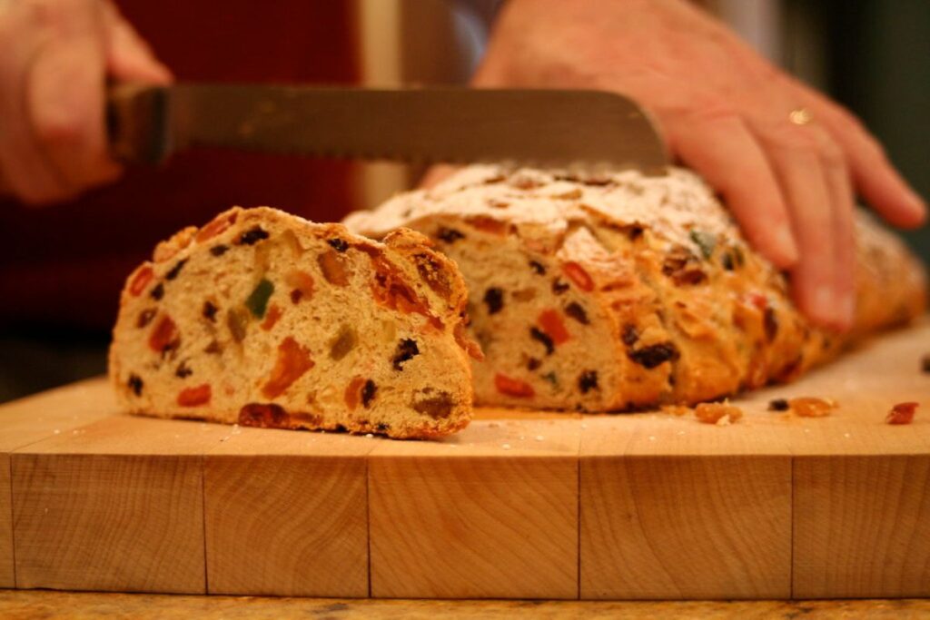 El stollen alemán es un pan que también incorpora frutas secas en la masa.