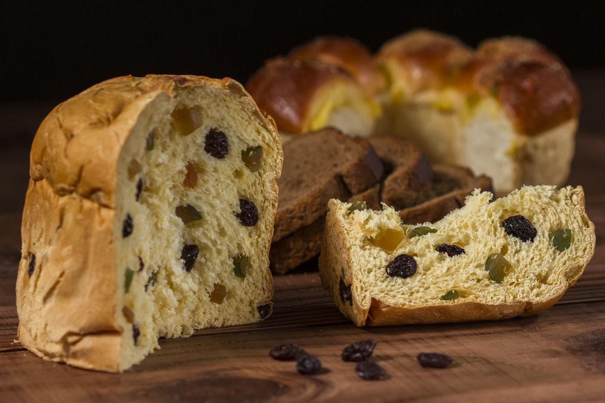 Panettone tradicional recién horneado. Foto de Pexels.