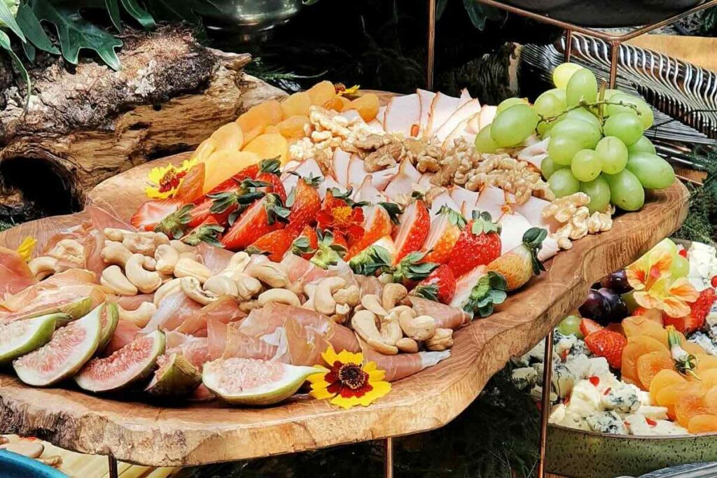 Las tablas de quesos y carnes frías son una botana y obsequio ideal para reuniones.