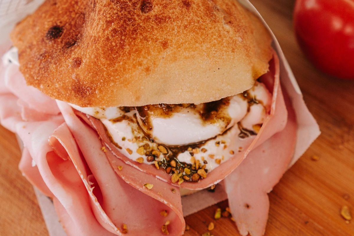 Sándwich con queso mozzarella y mortadella. Foto de Pexels.