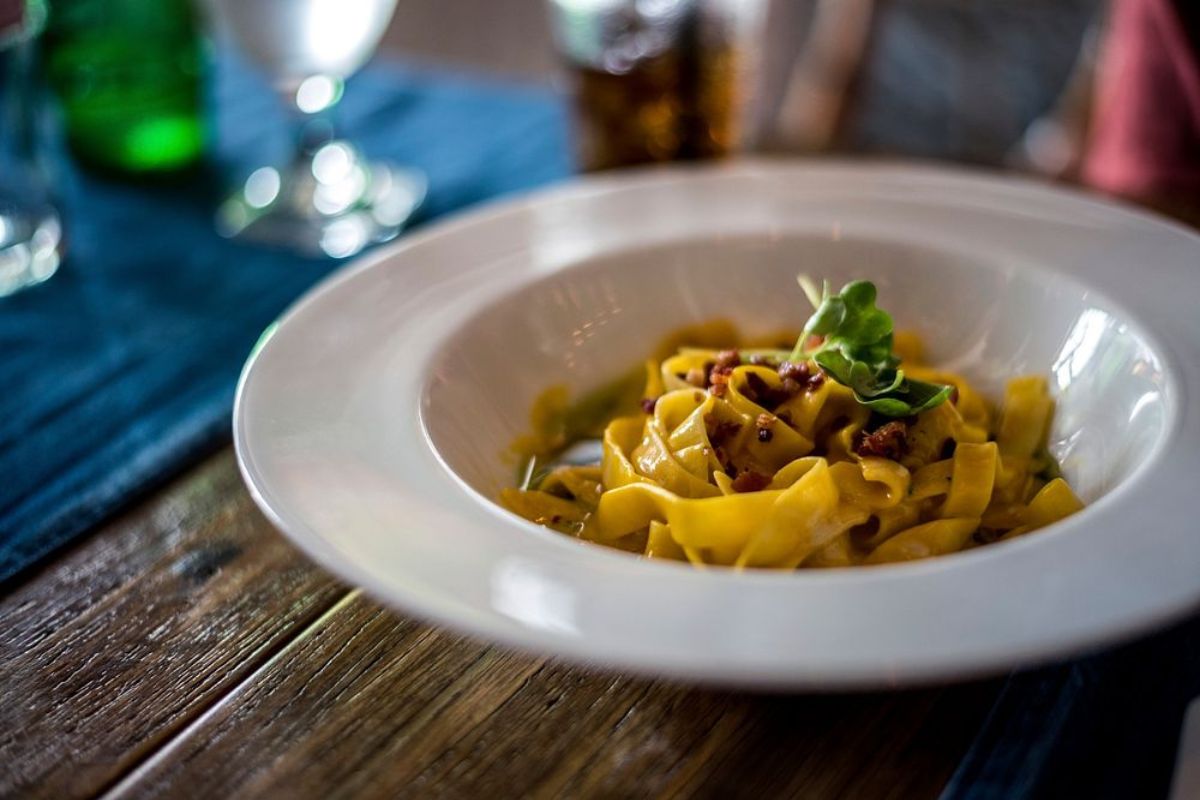 Pasta larga con salsa y carne molida. Foto de Flickr.