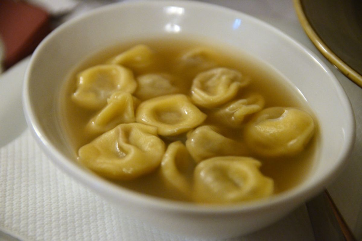 Tortellini servido con caldo. Foto de Flickr.