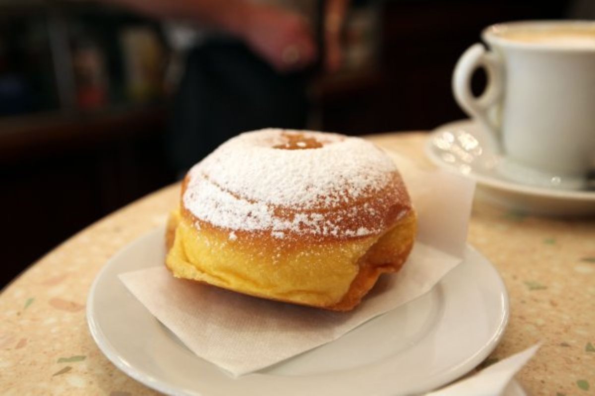 Pan dulce italiano relleno de crema pastelera. Foto de Flickr.