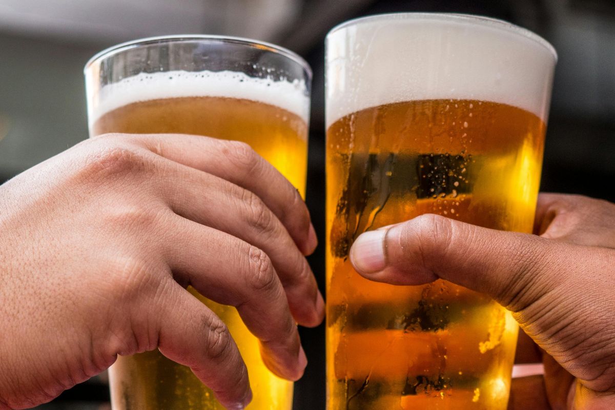 Cervezas claras frescas. Foto de Pexels.