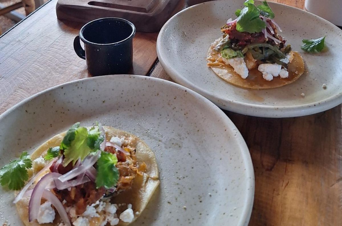 Taco de aguacate y taco de quesos, foto de Miriam Carmo