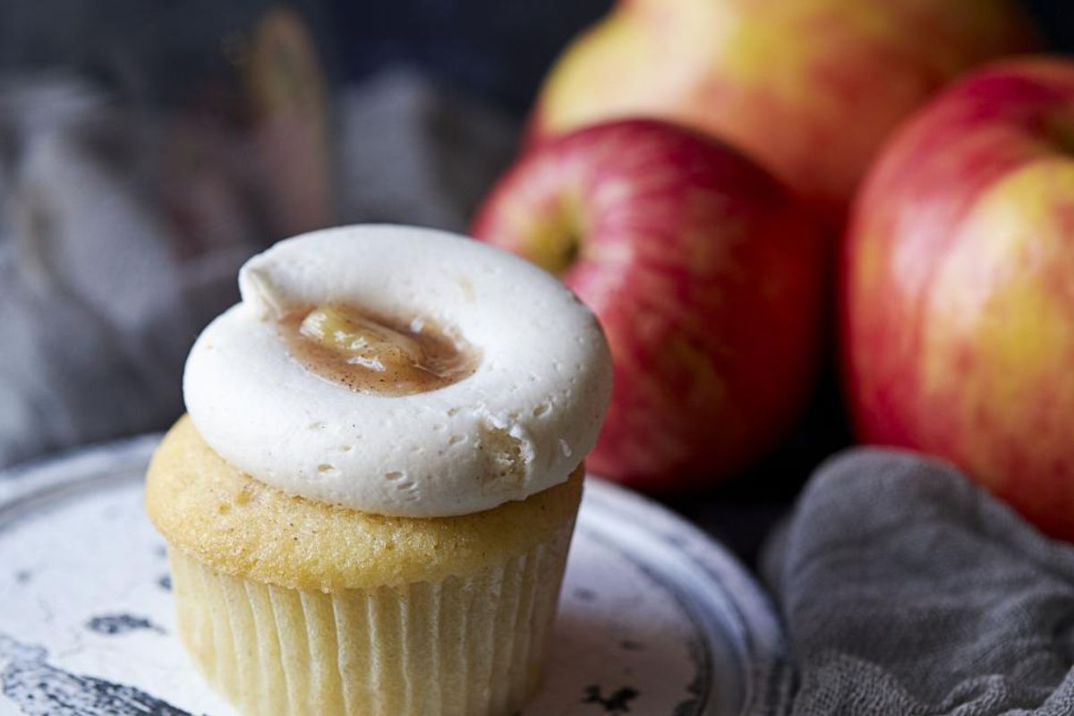 Cupcake con compota de manzana. Foto de Pexels.