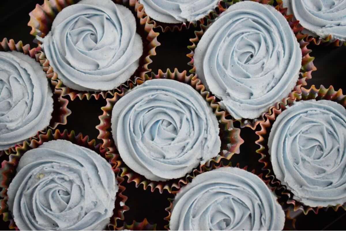 Cupcakes cubiertos con crema dulce. Foto de Pexels.