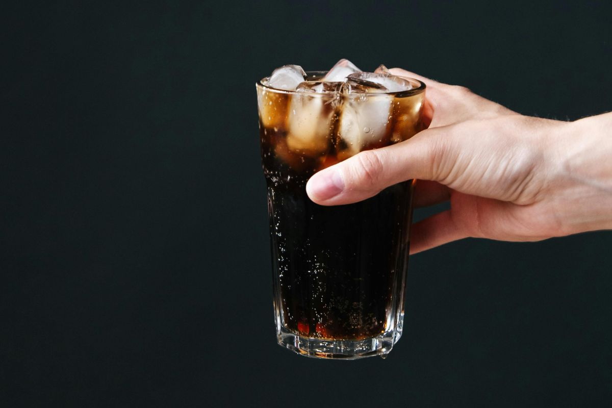 Bebida preparada con fernet y refresco de cola. Foto de Pexels.