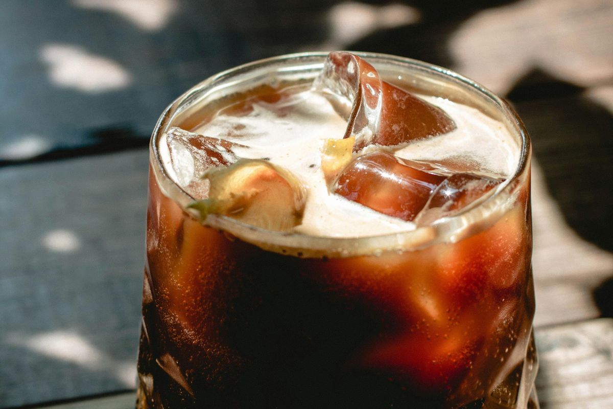 Bebida preparada con fernet y refresco de cola. Foto de Pexels.