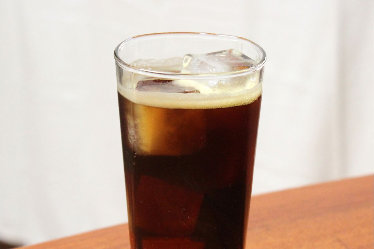 Bebida preparada con fernet y refresco de cola. Foto de Pexels.