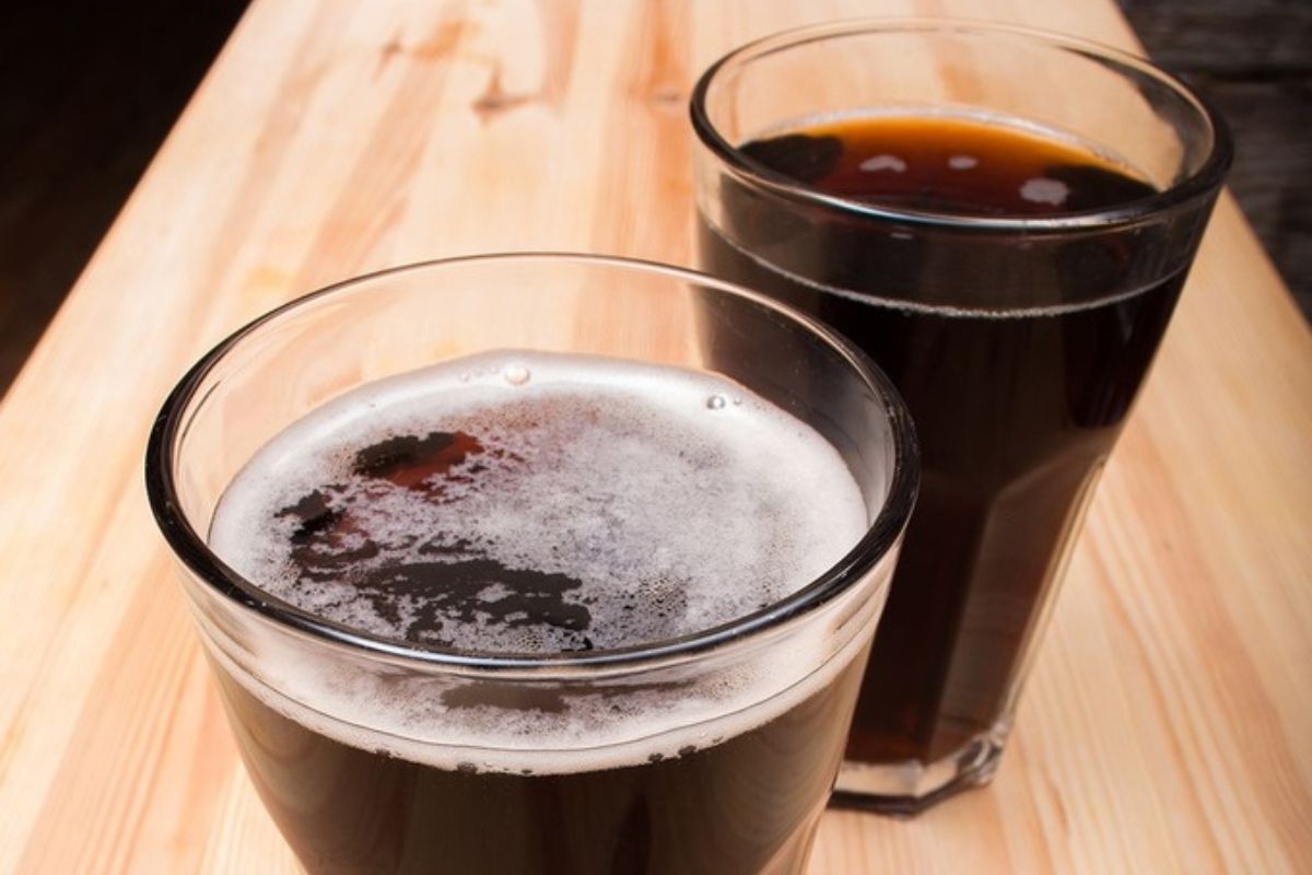 Bebida preparada con fernet y refresco de cola. Foto de Pexels.