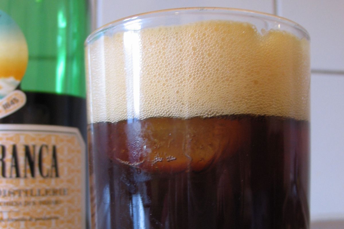 Bebida preparada con fernet y refresco de cola. Foto de Pexels.