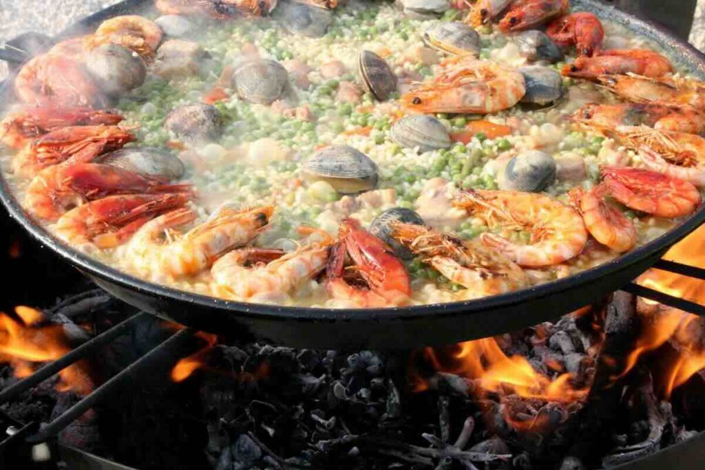 El fideuá es una versión alternativa de la paella, sustiuye el arroz por fideos.