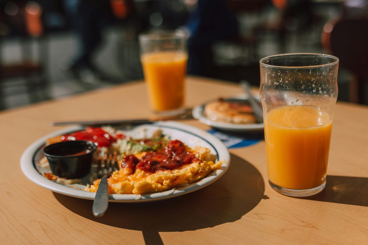 Desayuno acompañado de jugo de naranja. Foto de Pexels.