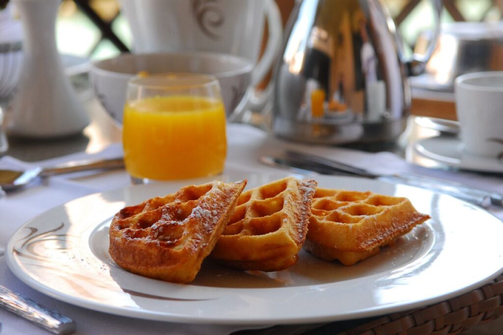 El jugo de naranja puede no ser tan bueno a la hora del desayuno.