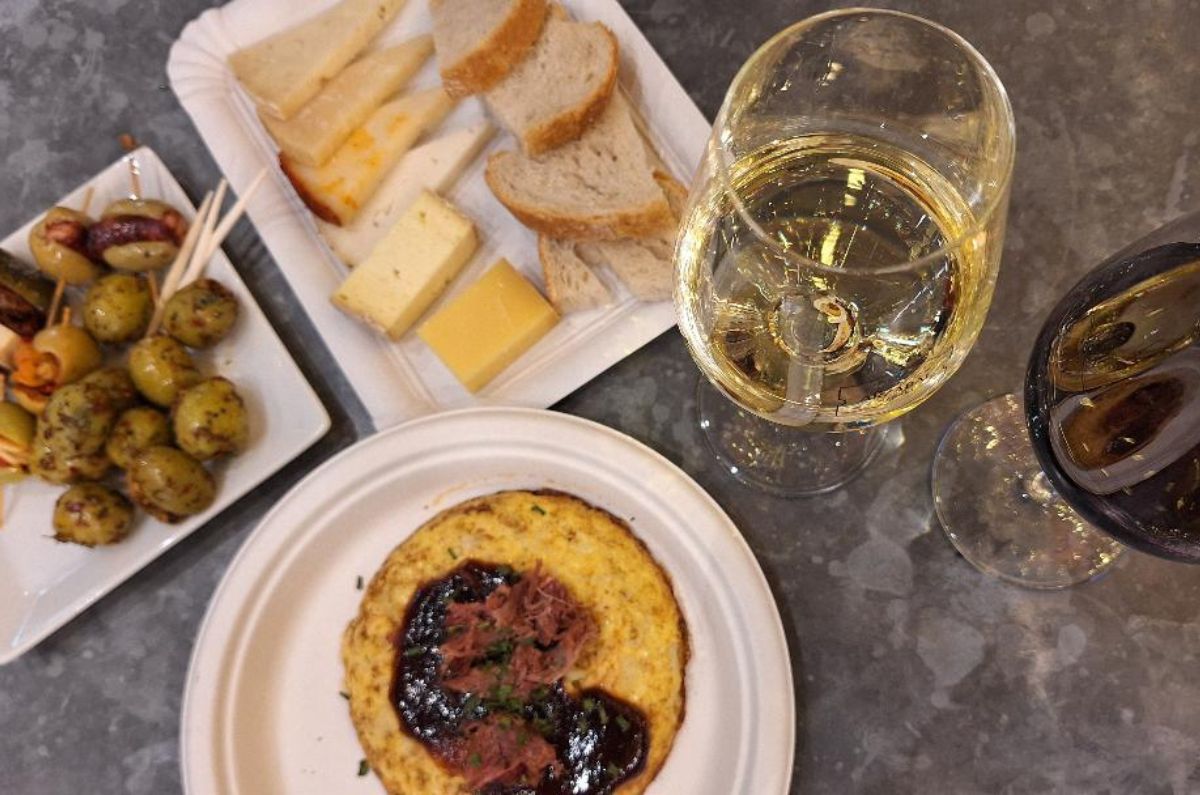 Tapas (tortilla con cerne de pato, quesos y aceitunas) y vinos españoles en el Mercado de San Miguel, foto de Miriam Carmo