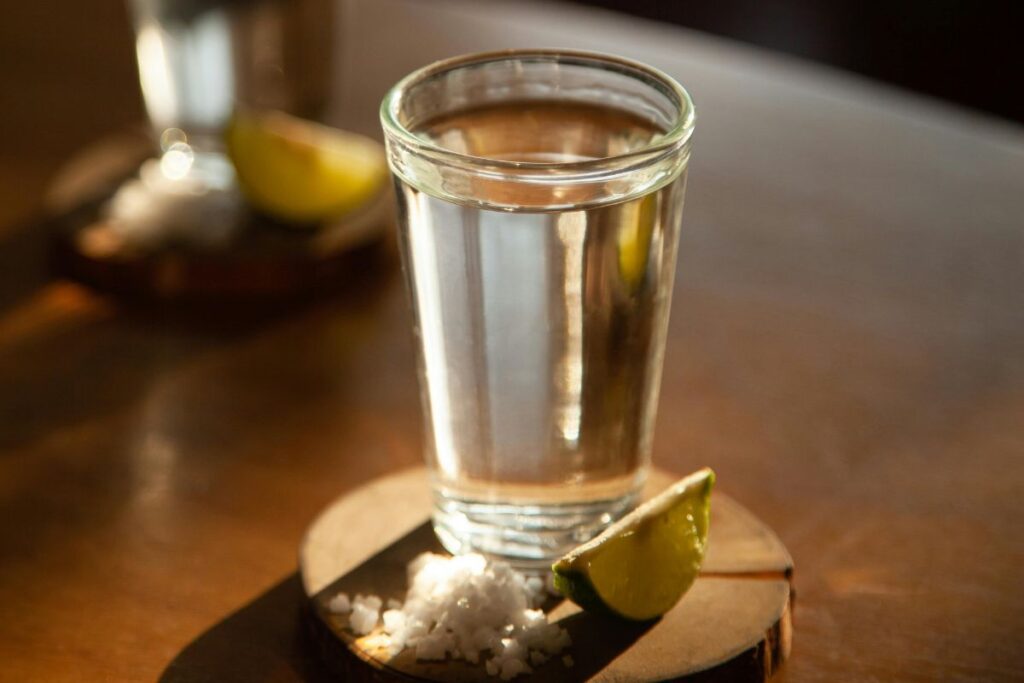 El tequila es uno de los destilados que de dominan en México.